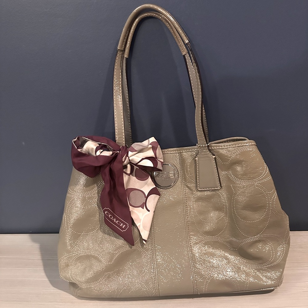 COACH Kisslock Large Patent Leather Handbag Purse Gray & scarf - like new